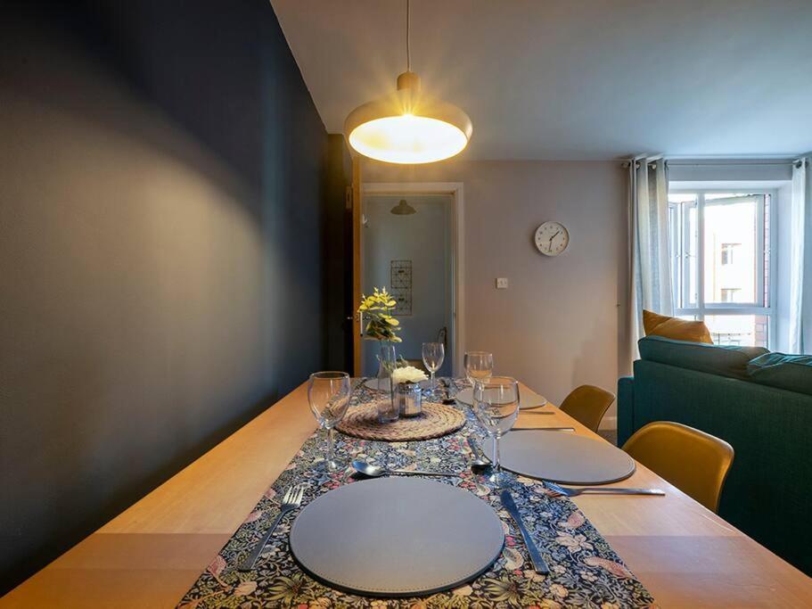 Lovely 2 Bedroom Apt At Ormeau Park W/ Free Parking ベルファスト エクステリア 写真